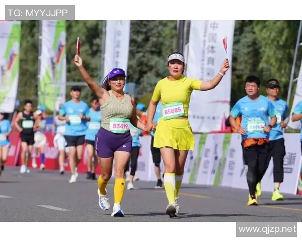 南京城市马拉松点评：极限运动队展现灵活性与团队协作的精彩瞬间